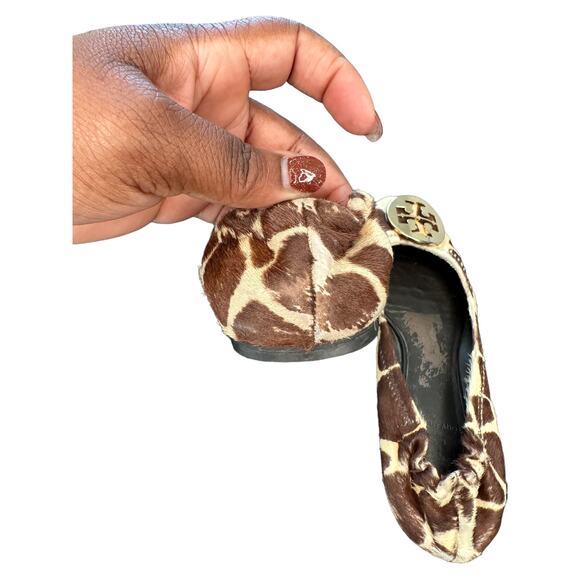 Tory Burch Reva Giraffe Print Gold Logo Round Toe Slip On Ballet Flat Size 7 1/2 - Picture 9 of 10